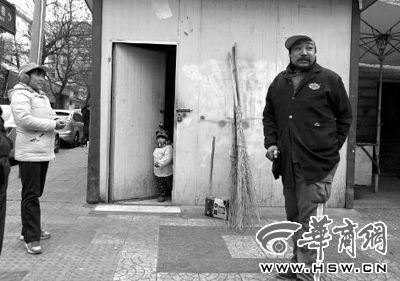 由于沒人照看，爸爸媽媽干活時帶著兩歲多的小韓靈  本報(bào)記者 董國梁 攝 