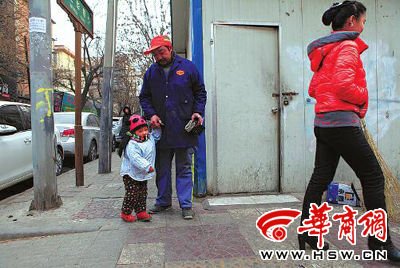 由于沒人照看，爸爸媽媽干活時帶著兩歲多的小韓靈  本報(bào)記者 董國梁 攝 